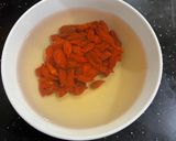 Foto langkah ke 1 dari resep Iced Honey Lemon Goji Berries.