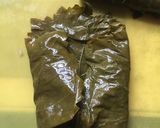A picture of step 5 of Yaprak Sarma (stuffed grape leaves).