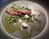 Foto del passaggio 2 della ricetta Spaghetti allo zafferano con filetti di acciughe, datterini gialli confit e noci