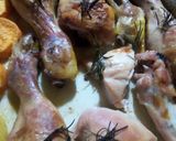 Foto del paso 4 de la receta: Pollo al horno con papas, romero y limón