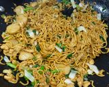 Foto langkah ke 8 dari resep Mie Tek Tek khas abang-abang / mie goreng Jawa.