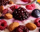 Foto del paso 4 de la receta: Avena trasnochada con frambuesas, moras y arándanos 🫐 Porridge de avena con frutos rojos
