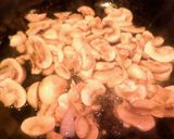 Foto del paso 2 de la receta: Pechugas grille con salteado de hongos y puerros al vino blanco
