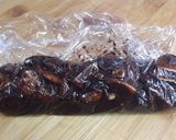 Hình bước làm 9 của món Xúc xích socola (bánh quy socola)