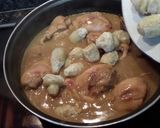 Foto del paso 4 de la receta: Pollo guisado con alcachofas baby