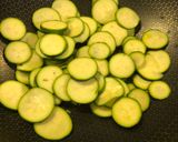 Foto del passaggio 1 della ricetta Tagliatelle con zucchine e gamberoni code e crema di zafferano