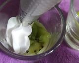 A picture of step 3 of Tricolor fruit cream.