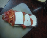 Foto del paso 1 de la receta: Bocadillo de jamón serrano, lascas de queso tierno y tomate
