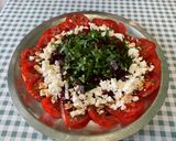 Une image de l'étape 9 de Salade festive aux tomates, betteraves rouges, feta et persil.