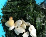 Foto langkah ke 3 dari resep Daun Singkong Tumbuk (Tung Ubi Cak).