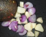 Foto langkah ke 2 dari resep Ayam goreng bawang.
