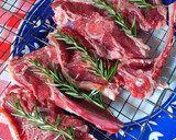 Foto del paso 2 de la receta: Chuletas de lomo de cordero a las brasas con romero fresco