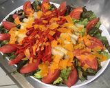 Une image de l'étape 9 de Salade d'asperges aux poivrons, tomates, laitue rouge et mimolette.