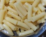 Foto langkah ke 2 dari resep Macaroni and Cheese.