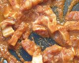 รูปขั้นตอนการทำที่ 2 ของ ผัดเผ็ดถั่วฝักยาวหมูสามชั้น