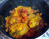 Foto del paso 4 de la receta: Pollo estofado a la moruna con patatas y pasas