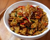 Foto langkah ke 3 dari resep Tumis Telur Dadar Cabe Hijau.