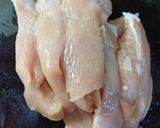 Hình bước làm 1 của món Thịt ức gà cuộn lá nếp chiên