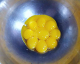 Foto del paso 2 de la receta: Yemas confitadas en almíbar de esencia almendras, canela y anís