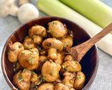 Une image de l'étape 4 de Champignons poêlés au vin et à l'ail.