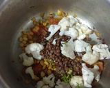 व्हेजिटेबल पंचमेल खिचडी (vegetable panchmel khichdi recipe in marathi) रेसिपी स्टेप 6 फोटो 