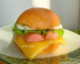 Hình bước làm 4 của món Hamburger Xúc Xích Phô Mai