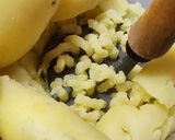 Foto del paso 2 de la receta: 🥔🧀 Llapingachos 🧀 Tortillitas de papa rellenas de queso, a la sartén 🧀🥔