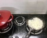 Hình bước làm 1 của món Cơm cháy dầu (mỡ) hành trên chảo gang chay mặn đều dùng được