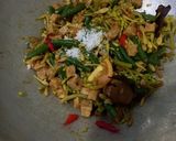 Foto langkah ke 3 dari resep Tumis Tempe, Kacang Panjang dan Bunga Pepaya.