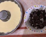 صورة لخطوة 1 من وصفة كيكة جاهزة بقطع الأوريو وصوص السنيكرز🥰😋 سريعة ولذيذة 👌🏻❤️