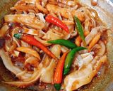 Hình bước làm 1 của món Lườn cá hồi kho tiêu
