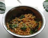 Foto langkah ke 4 dari resep Martabak mie sayur.