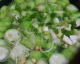 Foto langkah ke 4 dari resep Sup Ceker Oyong Telur Miesoa.