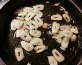 Foto del paso 10 de la receta: Filetes de muslos de pollo, con especias libanesas y huevos fritos de corral con aderezo de ajos fritos