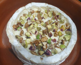Foto del paso 2 de la receta: Queso camembert fundido con miel, pistachos y nueces