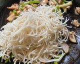 A picture of step 4 of Chicken Mushroom Chowmein.