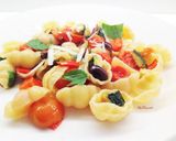 Foto del passaggio 5 della ricetta Pasta con peperoni, pomodorini confit e zucchine fritte