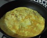 Foto langkah ke 4 dari resep Nasi goreng gulung spesial.