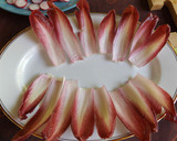 Foto del paso 2 de la receta: Ensalada de rabanitos con endibias rojas, queso feta y vinagreta de estragón