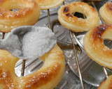 Foto del paso 8 de la receta: Rosquillas de hojaldre y azúcar