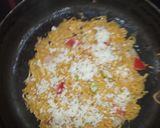 चीजी मैगी ऑमलेट (cheesy maggi omellete recepie in hindi) रेसिपी चरण 3 फोटो