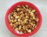 Hình bước làm 3 của món Croutons (bánh mì giòn ăn với salad hoặc súp)
