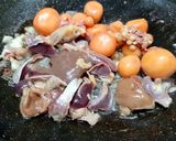 Hình bước làm 2 của món Phở xào lòng gà trứng non