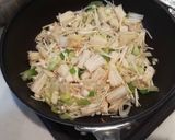 Foto langkah ke 3 dari resep Tumis Enoki Telur dengan Daun Bawang.