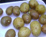 Foto del paso 1 de la receta: Papines con salsa de puerros y pulpetines