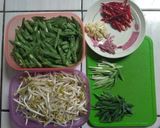 Foto langkah ke 1 dari resep Tumis buncis tauge telur dadar iris.
