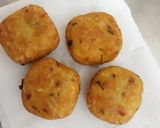 A picture of step 2 of Cheese stuffed rice fritters.