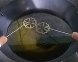 Foto langkah ke 7 dari resep Kembang Goyang Wijen.