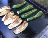 Une image de l'étape 5 de Jeunes endives et courgettes grillées aux épices.