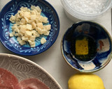 Foto del paso 1 de la receta: Carpaccio de vacuno con salsita de limón y parmesano